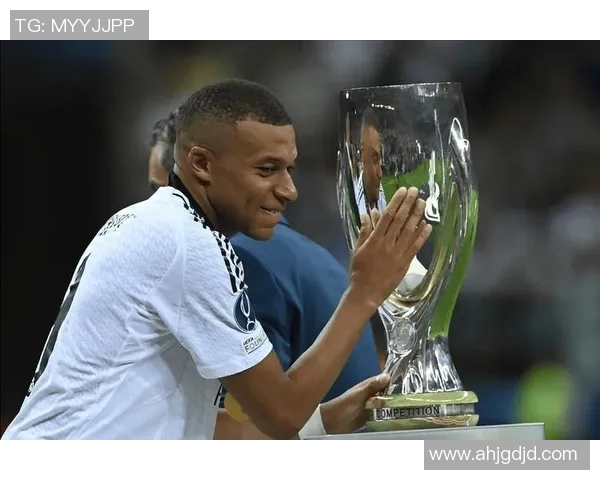 姆巴佩本赛季再现惊艳世界波仿佛复制粘贴引发球迷热议